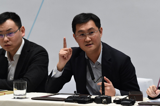全國人大代表馬化騰接受媒體集體採訪 （人民網記者 於凱 攝）