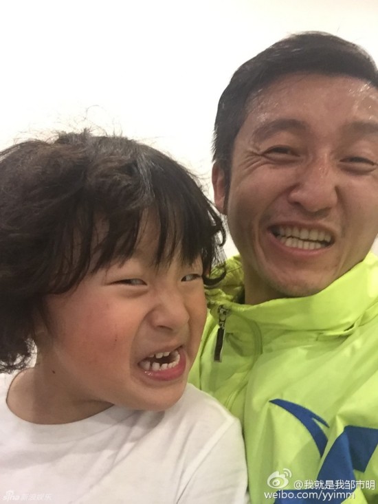 萌!邹市明胖轩搞笑扮鬼脸 小儿子比V超呆萌(图