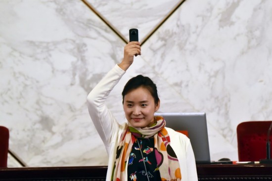 3月2日，在全國政協十二屆四次會議新聞發布會上，媒體記者正在使用全景拍攝設備。