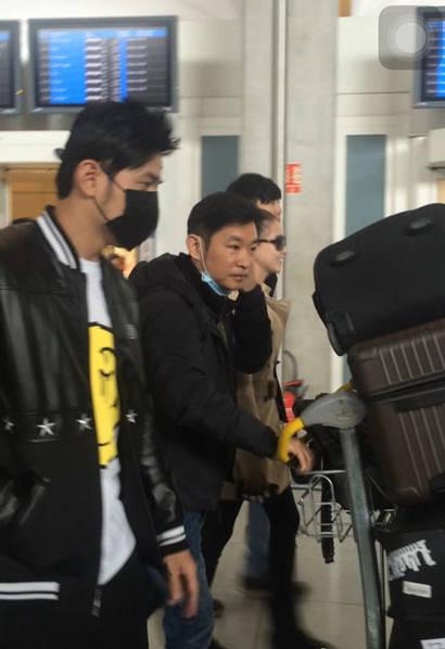 昆凌周杰伦游巴黎 周杰伦戴口罩昆凌黑超遮面