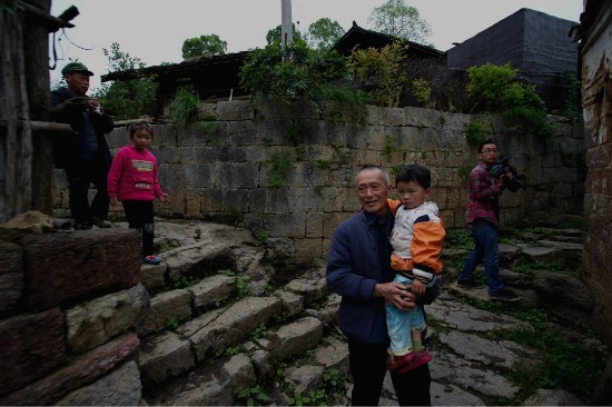 百度搜索,发现古丈有一位九十四岁高龄婆婆,叫杨炳莲,湘西悍匪张平