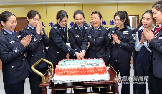 福州:甜蜜大蛋糕送给女民警 送去三八节祝福