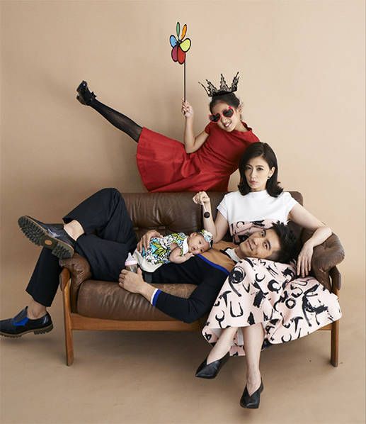 贾静雯晒全家福 小女儿咘咘成功抢镜被赞可爱