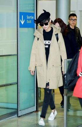 李宇春巴黎机场照实力卖萌 驼色大衣帅气逼人