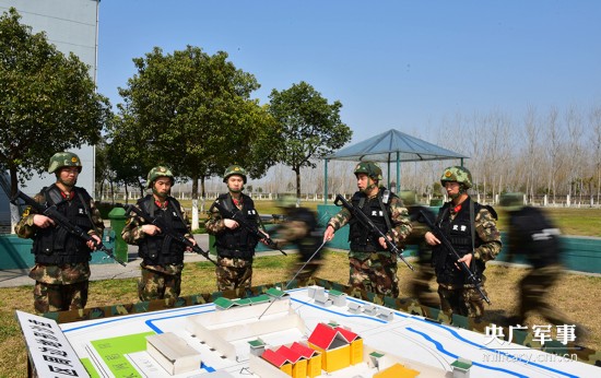 武警惊蛰练兵似大片:穿越火障、水中搜索--陕西