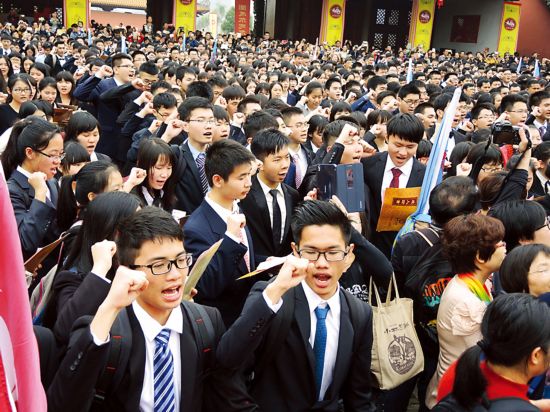 南宁多所高中举办成人礼 家长唱主角包办庇护