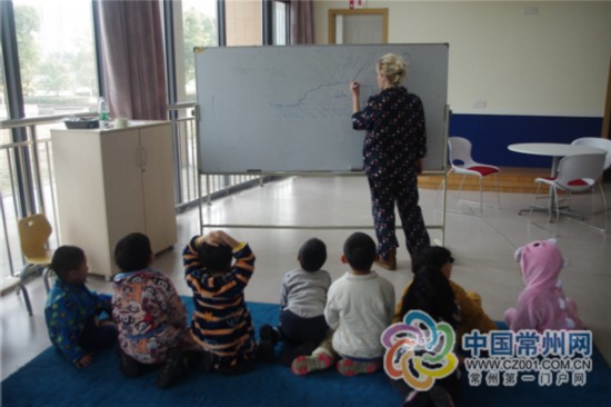 常州一学校办睡衣派对 睡衣萌娃呼吁保护环境