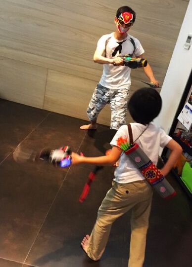 林志颖带三子公园踏青 Kimi推婴儿车网友赞: 好