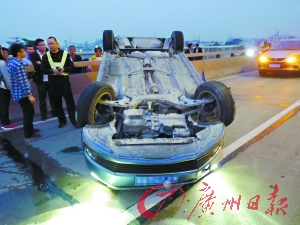 霸道前车连跨实线强行变道 碰撞翻车视频引热