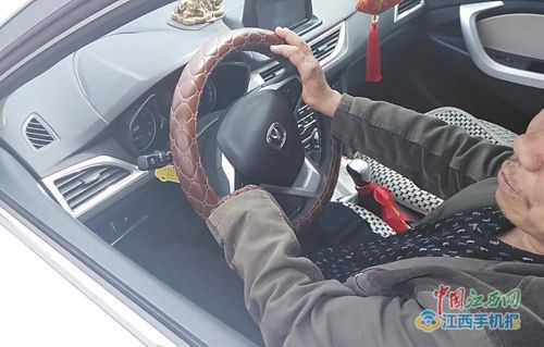 抚州男子左手断掌右手断大拇指 无证开车多年才被查(图)