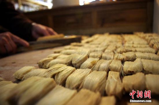 ʢ�ɰ�˵������ë����һ��ϸ�»������ǰ����Ҫ�������ģ�����ס��������ë�ʵ�һ�������ǡ�ѡë�������ݻ滭Ҫ��ѡ��ͬ��ë�����续���ʻ�����������Ҫ��Ұ��ë����Ϊ��ë�����ԣ����໨��Ҫ�ô���ë����Ϊ��ë��ˮ�Ժã�������ë�����ڲ�ɫ���ڻ滭���黯���кͲ�ͬ��ɫ��