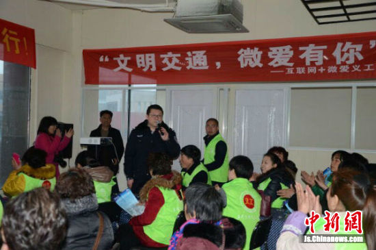 盐城高架交警三八节为女性朋友宣讲交通知识