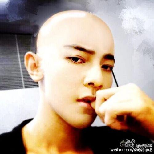 汪东城晒光头造型:我秃了 也变强了(图)