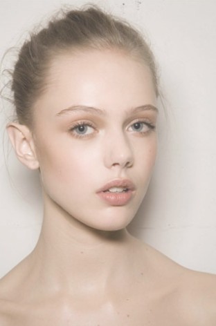 要清新不要病态感 三部打造迷人春日裸妆