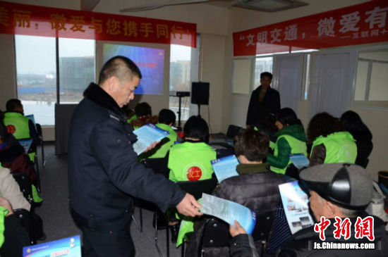 盐城高架交警三八节为女性朋友宣讲交通知识