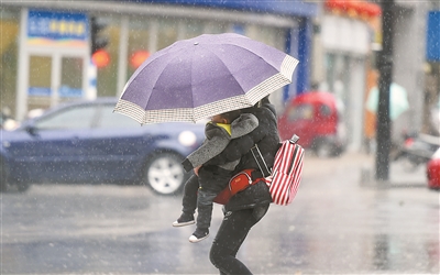 大风大雨袭击南京 市民撑伞出行举步维艰
