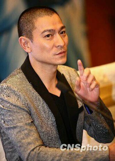 郑恺光头造型曝光获赞 图揭娱乐圈经得起光头考验的真