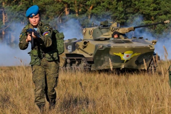 有颜值有战力!俄军女空降兵骑马驾战车(组图)