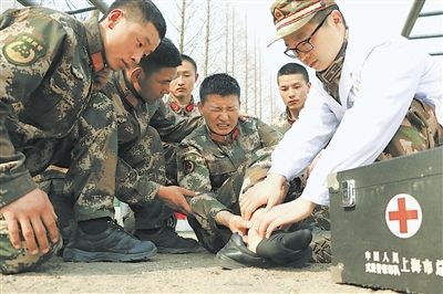 军医深入基层巡诊 普及训练伤和疾病防治知识(图)