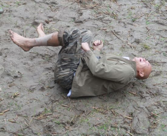 《了不起的挑战》乐嘉回归 花式摔跤难自立 