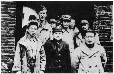 中国共产党新闻网>>领袖人物纪念馆 1946年，邓小平在河北邯郸会见北平军调处执行部执行小组成员 2016年03月10日09:23来源：广安日报手机看新闻 【字号 大 中 小】【留言】【论坛】【打印】【关闭】 1945年8月13日，毛泽东为新华社写了一篇社论，提醒全党同志和全国人民：“蒋介石在挑动内战”。蒋介石积极准备内战的同时，又在一个月内三次电邀中共中央主席毛泽东赴重庆谈判，施展缓兵之计，掩盖进攻部署。为了争取国内和平，表明中共的诚意，揭露蒋介石的阴谋，毛泽东在政治局扩大会议上表示说：“可以去，必须去!”毛泽东在动身前，专门对参加政治局扩大会议、准备立即上前线的邓小平、刘伯承指示，一定要组织好上党反击战，拔掉刀子。邓小平在战前动员会上说：“根本问题是抗战胜利果实落到谁手里的问题。蒋介石、阎锡山伸手来抢，我们决不能让他们抢走。毛主席在赴重庆之前说过，‘只有你们打得好，我才能谈得好’。我们上党战役打得越好，歼灭敌人越彻底，毛主席就越安全，毛主席在谈判桌上就越有力量。我们不要辜负党中央和毛主席的期望。”上党战役于9月10日正式打响，10月12日胜利结束，历时30余天。整个战役共歼敌35000余人，生擒敌军军长史泽波等师以上高级将领27名，有力地配合了重庆谈判。1945年8月28日下午3时，毛泽东在美国驻华大使赫尔利和国民党要员张治中的陪同下，从延安飞抵重庆。毛泽东在重庆会见了蒋介石并进行了多次会谈。经过43天的谈判，1945年10月10日，在上党战役接近结束时，《国共双方代表会谈纪要》在重庆曾家岩桂园张治中寓所客厅内签订。双方代表王世杰、张治中、邵力子和周恩来、王若飞在纪要上签字。停战协定生效后，国共两党和美国三方代表组成“三人小组”及北平军事调处执行部，军调部派出执行小组分赴各地执行任务。图为1946年，邓小平（前中）在河北邯郸会见北平军调处执行部执行小组成员。 （本报记者 赵大国 整理） (责编：乐意、秦晶)#copyright{width:980px; margin:0px auto; font-size:12px; text-align:center; padding:20px 0; line-height:180%; clear:both;}