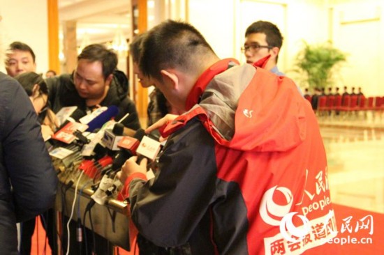 記者們在安插“部長通道”發言席上的話筒標 代睿攝