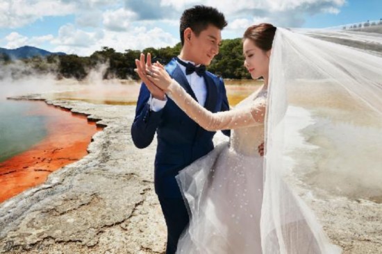 前妻的婚纱_任正非前妻孟军图片(2)