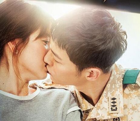 宋仲基宋慧乔Kiss曝光 《太阳的后裔》前五集