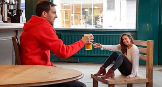 巧用错觉 魔术师展示用智能手机拍魔幻照片