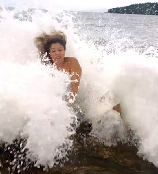 女子模仿美人鱼被海浪击中滑稽视频疯狂转载