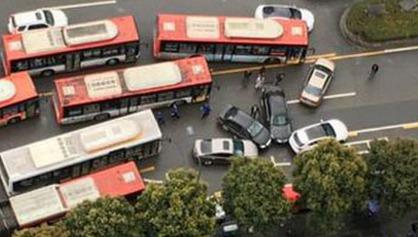 成都现奇葩车祸 奇葩车祸撞成菊花 无心插柳柳