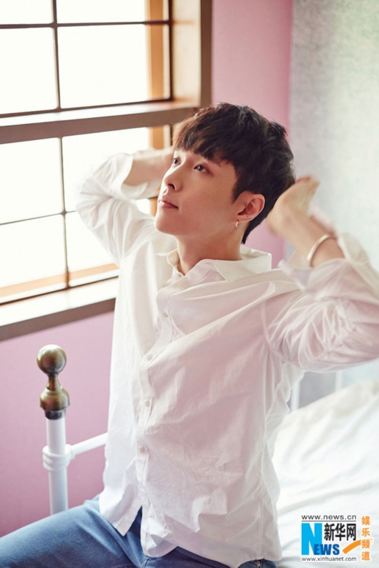 张艺兴最新写真演绎白衬衣少年 暖萌炸裂少女