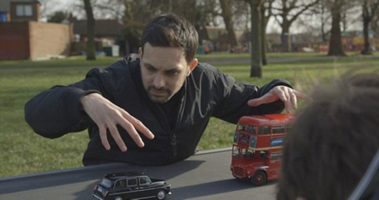 巧用错觉 魔术师展示用智能手机拍魔幻照片