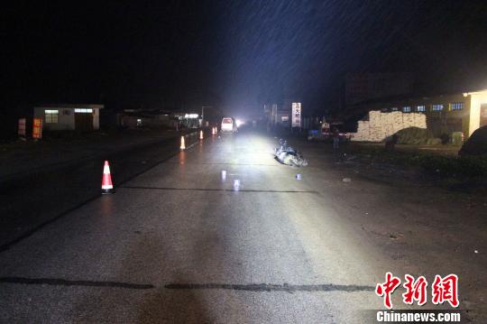 一男子驾驶途中分神看车祸 将事故当事人撞死