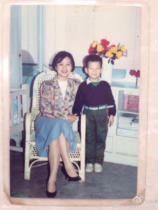 基因超强大!黄晓明妈妈年轻时长相不输baby 当红明星与妈妈合影大曝光
