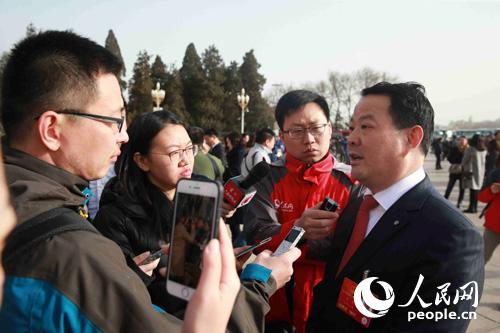 人民網記者（右二）在採訪現場