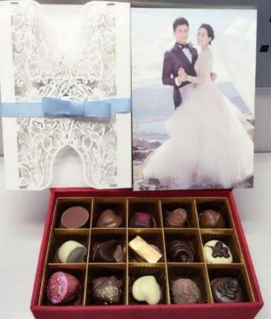 吴奇隆婚礼伴手礼 知名品牌香水玫瑰花等 巧克