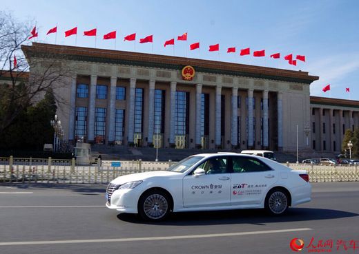 坐专车跑两会人民网记者倍有面儿