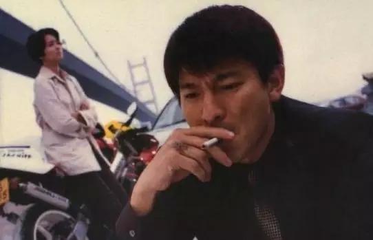 Bigbang成员top乱扔烟头道歉 盘点明星抽烟照