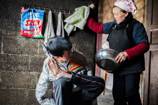 湖北恩施无臂小伙用双脚书写美丽人生
