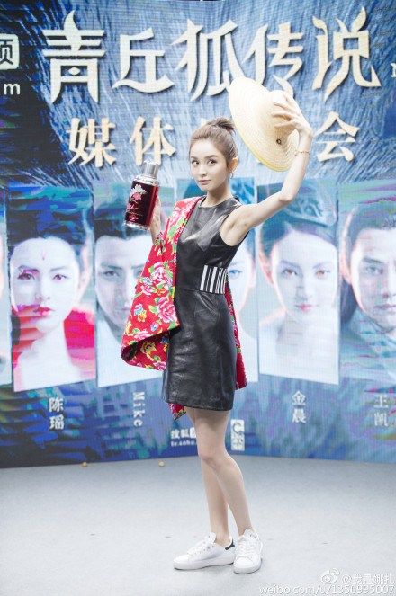 模仿张馨予? 古力娜扎披花被面儿起舞(组图)