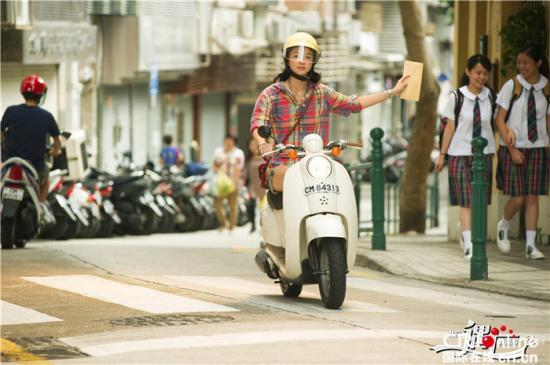 骑摩托意外受伤 汤唯:拍戏十年第一次请一天假