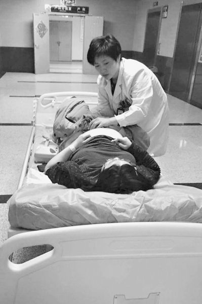 孕妇突发脐带脱垂医生手托脐带7分钟抢出胎儿