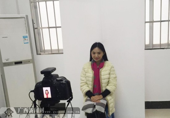 玉林市民办理出入境证件可免费照相(图)