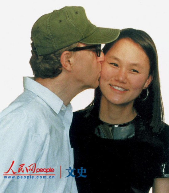 妻子和养女。1992年8月25日,米亚·法罗出现