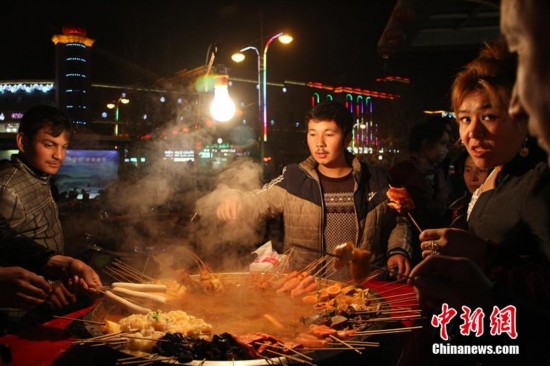 新疆喀什夜市美食荟萃人流如织至凌晨