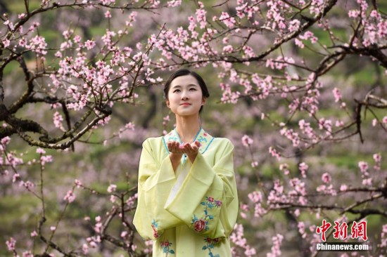 浙江女大學生著古裝相約桃花節