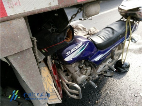 扬州一摩托车追尾等红绿灯渣土车 致一死一伤