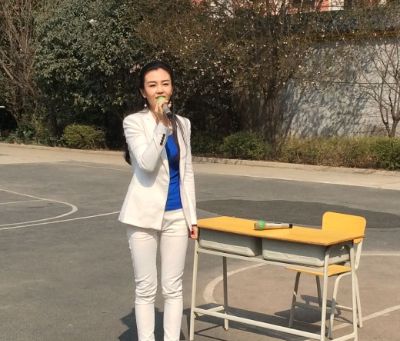 星光大道人气王任静受邀回校励志演讲做最美学姐