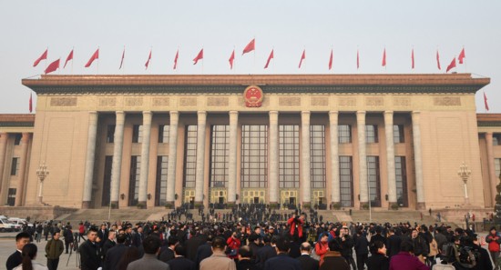 这是全国人大代表走向人民大会堂。新华社记者 潘昱龙 摄